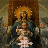 ...ai lati di un dipinto della Madonna della Pace realizzato da Umberto Colonna nel Novecento: la Vergine vestita di blu rivolge lo sguardo austero al piccolo Ges� trionfante che le siede in grembo
